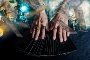 Descubre todo lo que debes saber sobre la cartomancia – Espejos Redondos